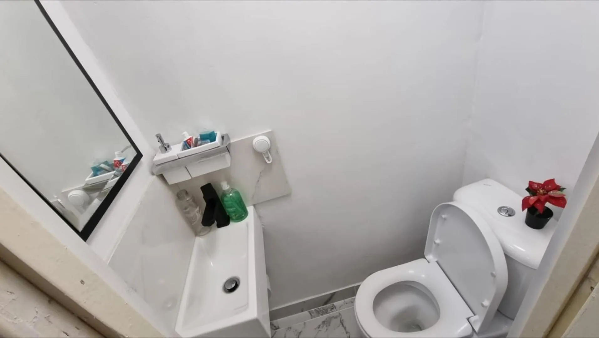 Entire-2 Bedroom Apartment With Driveway,1Free Parking Nottingham 0*,