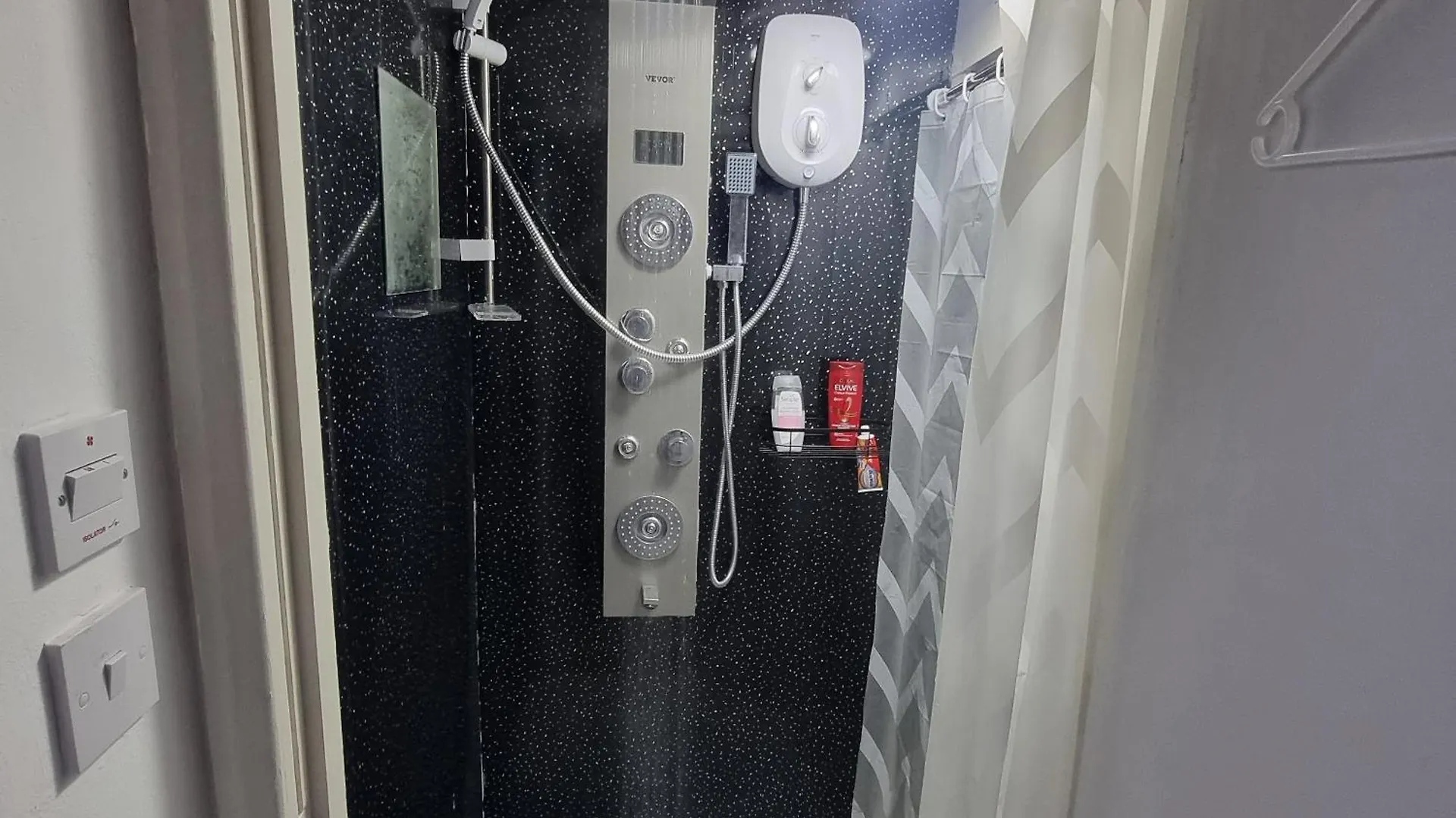 Entire-2 Bedroom Apartment With Driveway,1Free Parking Nottingham 0*,  Velká Británie