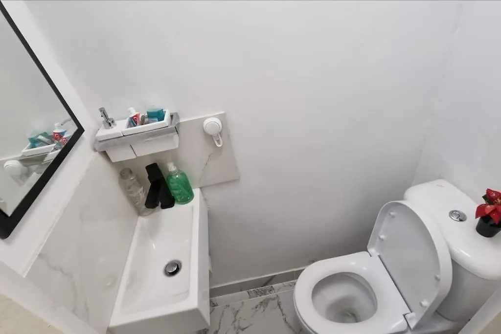 Entire-2 Bedroom Apartment With Driveway,1Free Parking Nottingham