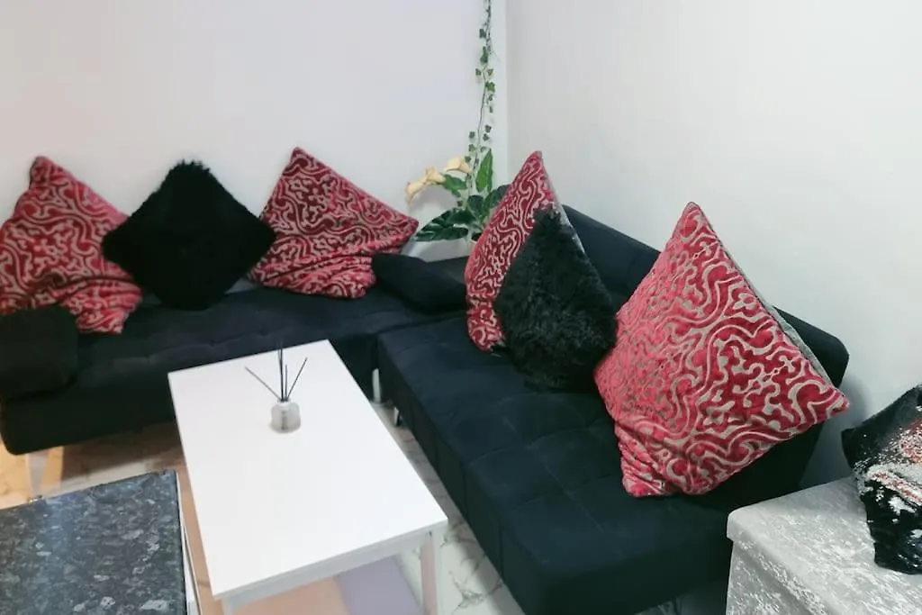 Entire-2 Bedroom Apartment With Driveway,1Free Parking Nottingham
